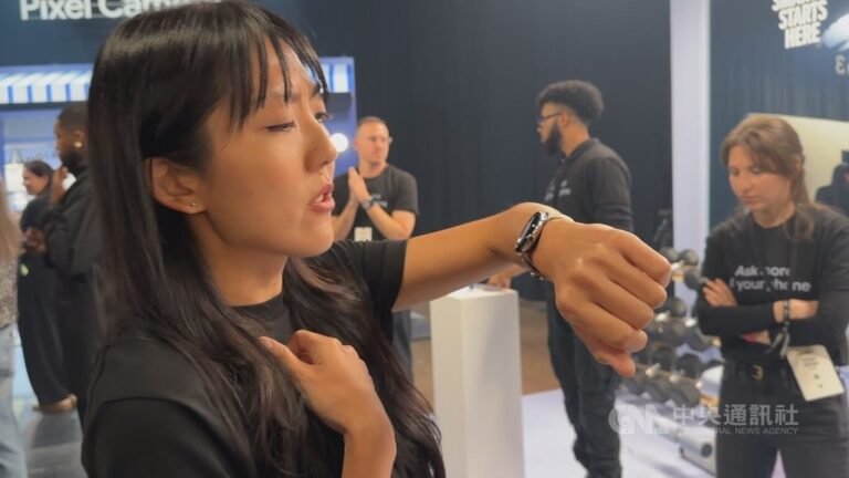 Google智慧手錶加入舉手對話功能 輕抬手腕AI就能用 | 科技 | 中央社 CNA