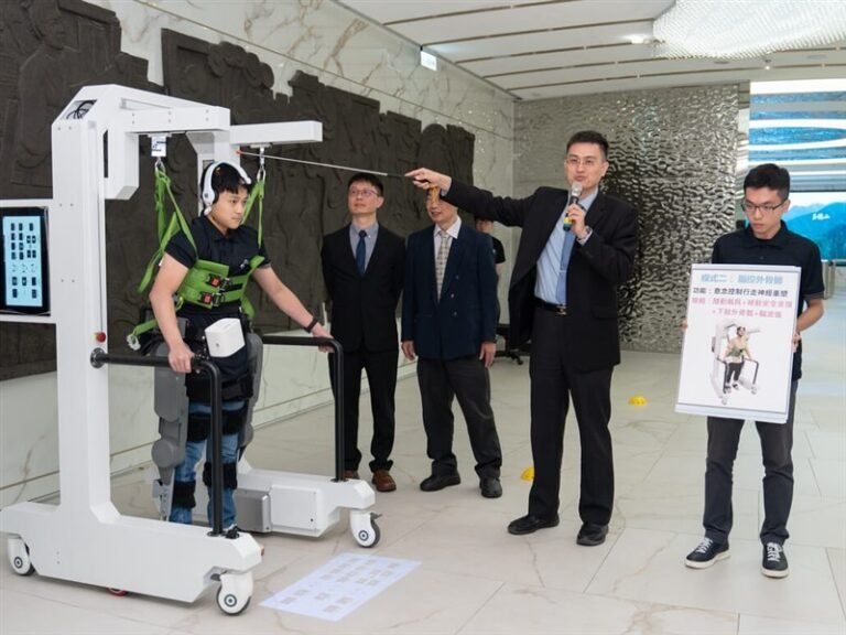 台灣團隊首創AI隨動步行復健機器人　用意念控制行走 | 科技 | 中央社 CNA