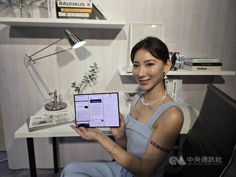 三星首款三摺疊機登台　攤開10吋螢幕售價近9萬元 | 科技 | 中央社 CNA