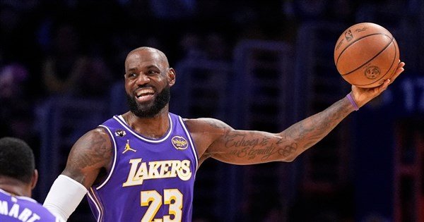 41歲詹姆斯續寫歷史　締造NBA史上最年長大三元 | 運動 | 中央社 CNA