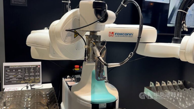鴻海「刷手機器人」GTC亮相 流暢夾取手術器械 | 科技 | 中央社 CNA