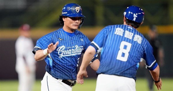 王勝偉42歲創最年長代打開轟紀錄　悍將2比4不敵桃猿 | 運動 | 中央社 CNA