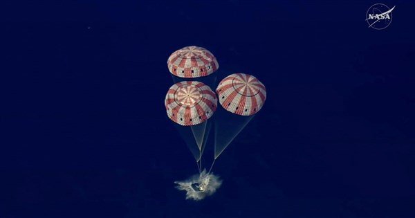 阿提米絲2號太空人返回地球　歷史性繞月任務圓滿落幕[影]