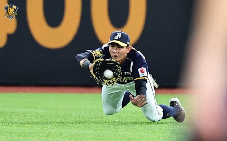 岳政華攻守佳撐住勝利　李凱威被沒收安打仍致敬 | 運動 | 中央社 CNA