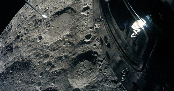 阿提米絲2號近距直擊月球背面　隕石坑命名「卡洛爾」有洋蔥 | 科技 | 中央社 CNA