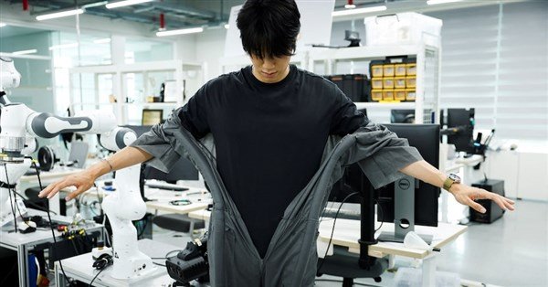 韓美團隊發表自動穿衣機器人　可望用於半導體無塵室[影]