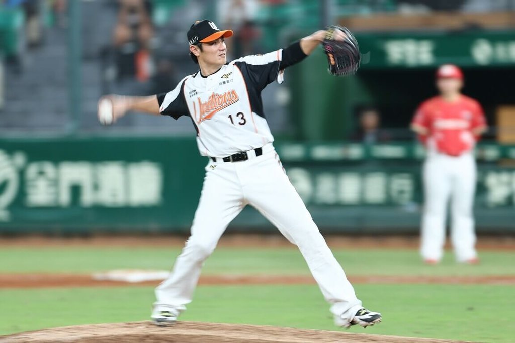 龍隊打線發揮12分差搶勝 獅隊43歲老將陳鏞基初登板投球 | 運動 | 中央社 CNA 龍隊打線發揮12分差搶勝 獅隊43歲老將陳鏞基初登板投球 | 運動 | 中央社 CNA